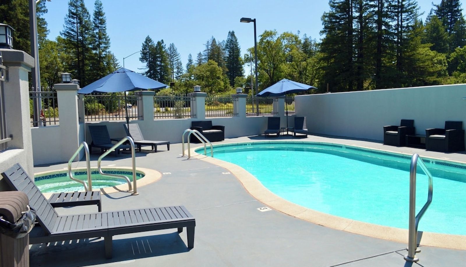 Zwembad - Fairview Inn and Suites