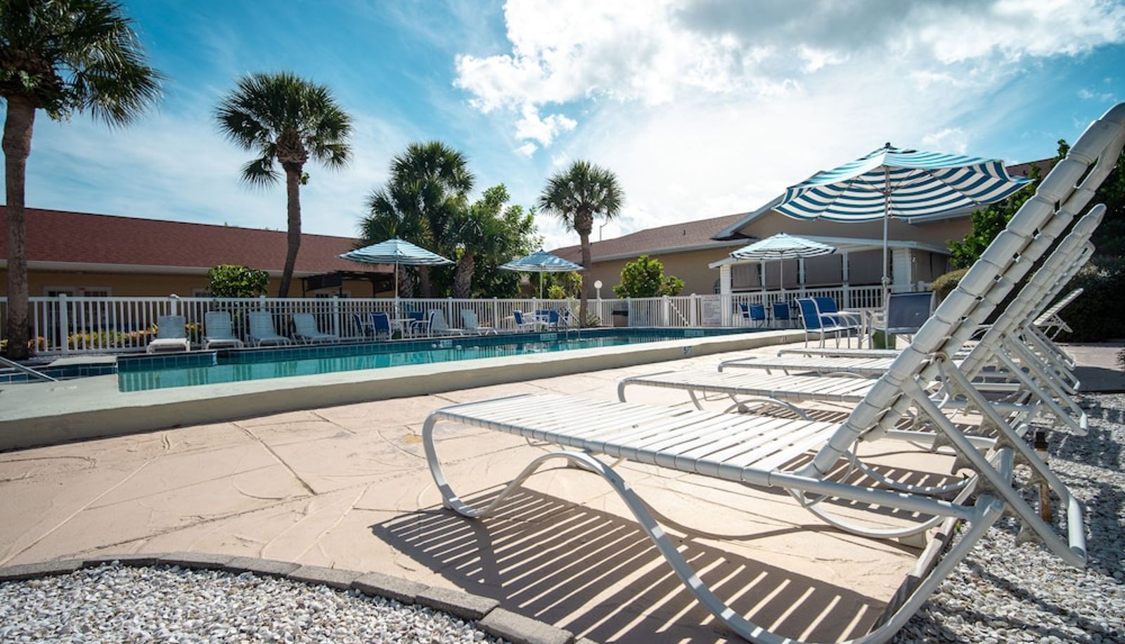 Pool - Island Sun Inn & Suites - Historic Venice & Beach Getaway