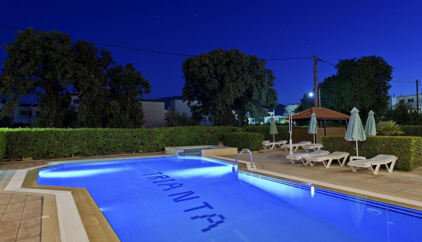 Piscina - Trianta Hotel Apartments