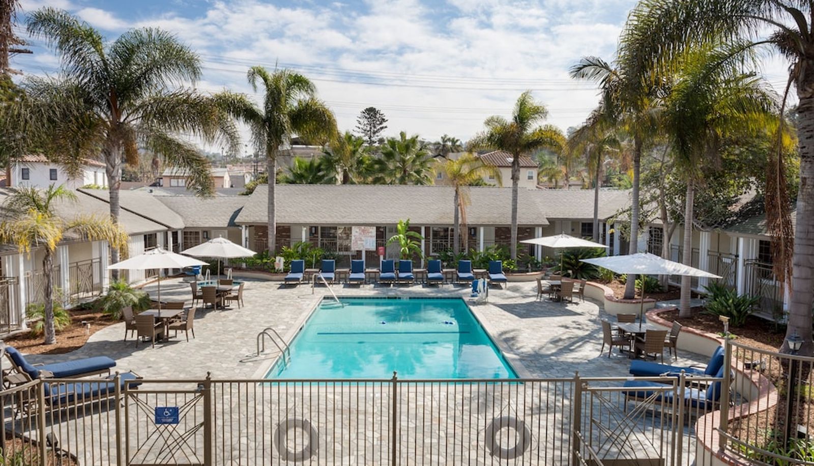 Piscina - Holiday Inn Express & Suites LA JOLLA – WINDANSEA BEACH by IHG