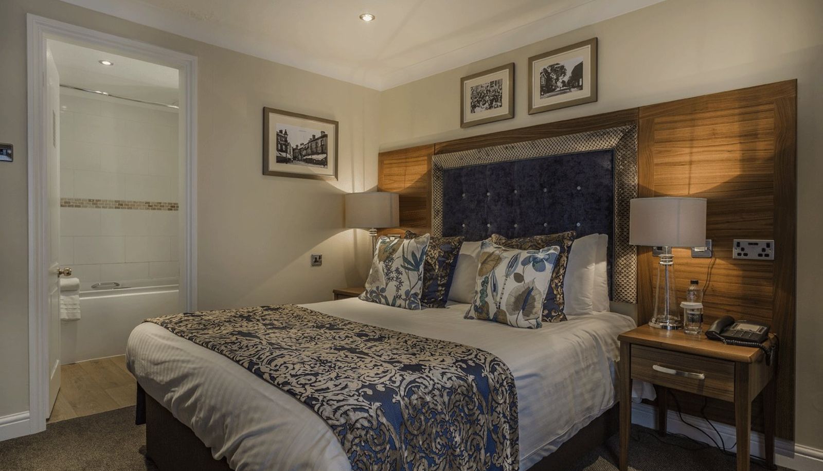 Zimmer - Admiral Rodney Hotel