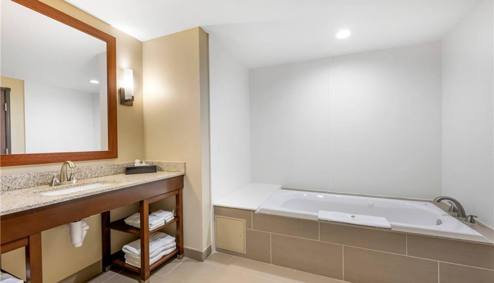 Room - Comfort Suites West Omaha
