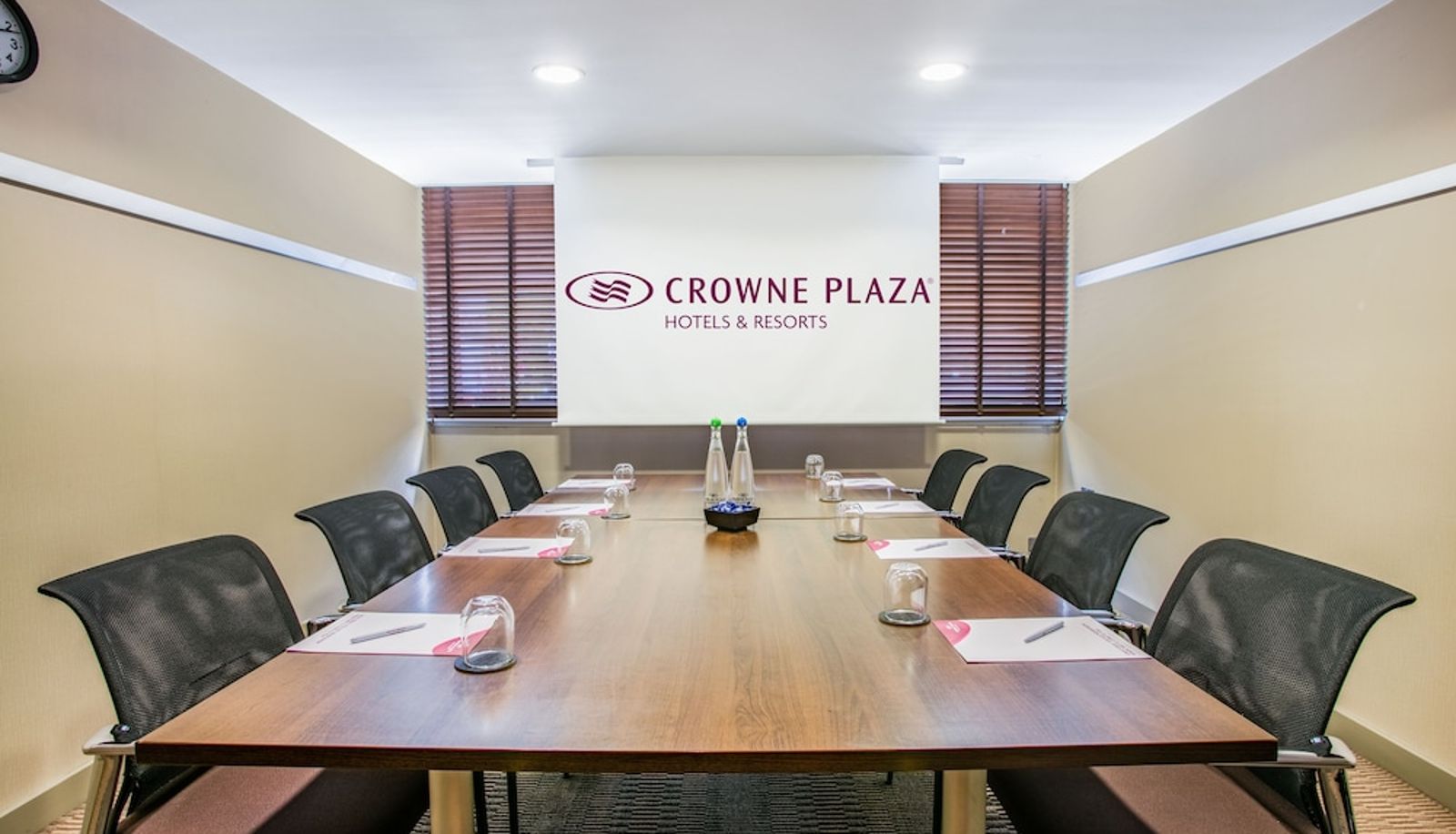 Meeting room - Crowne Plaza MANCHESTER AIRPORT by IHG
