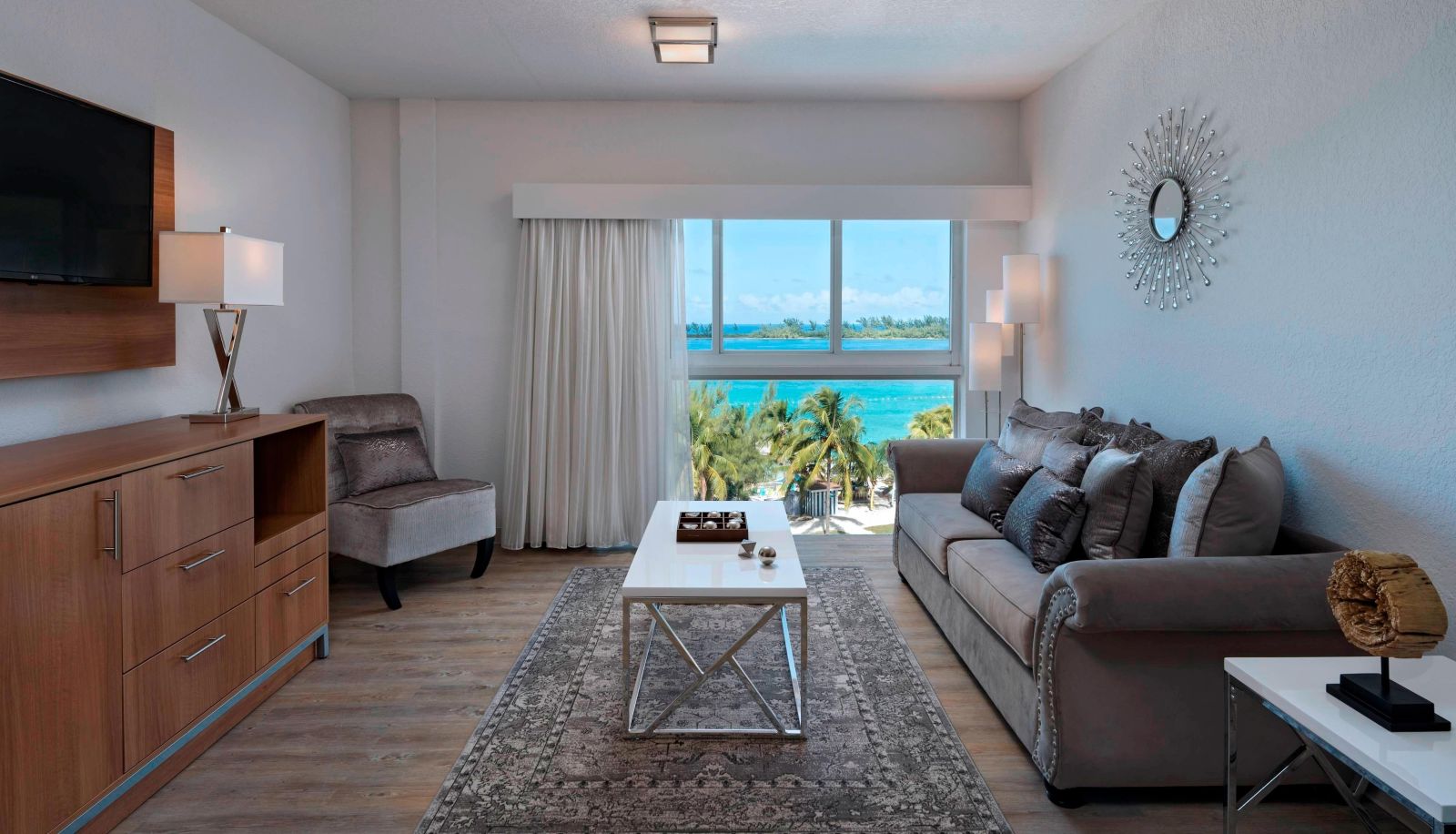 Zimmer - Courtyard by Marriott Nassau Downtown Junkanoo Beach
