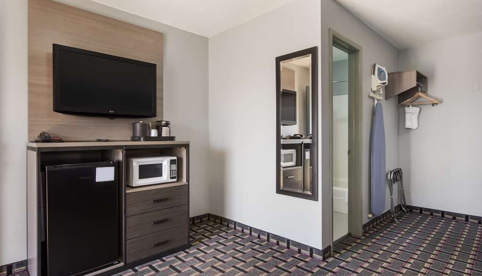 Camera - Knights Inn & Suites Salem