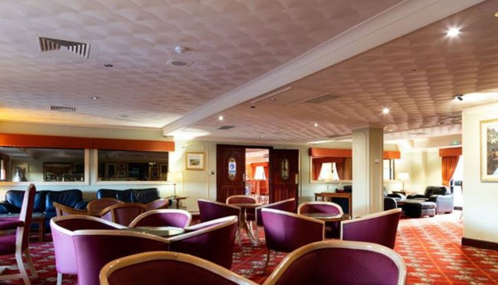 Bar - Lakeside International Hotel