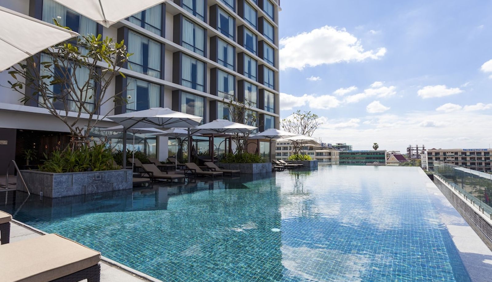 Piscina - Crowne Plaza VIENTIANE by IHG