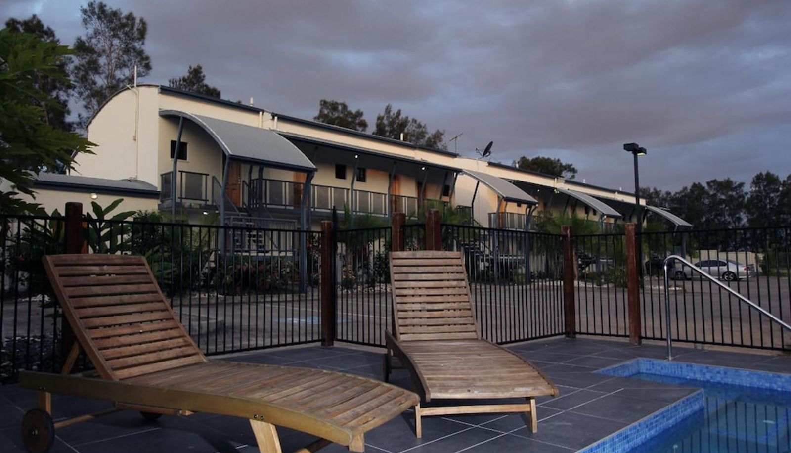 Basen - Novena Palms Motel
