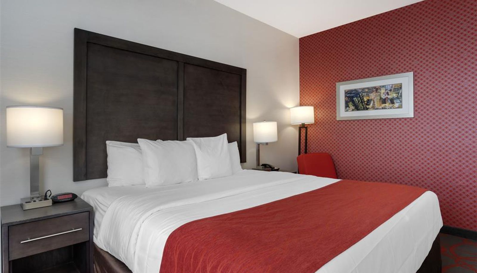 Zimmer - Comfort Inn & Suites near Stadium