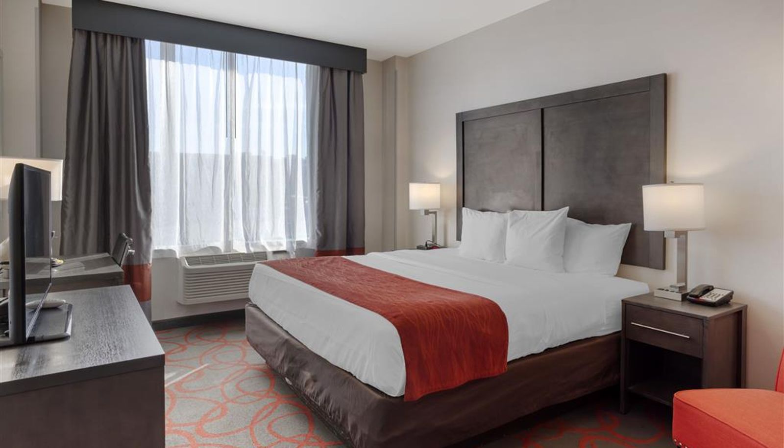Zimmer - Comfort Inn & Suites near Stadium