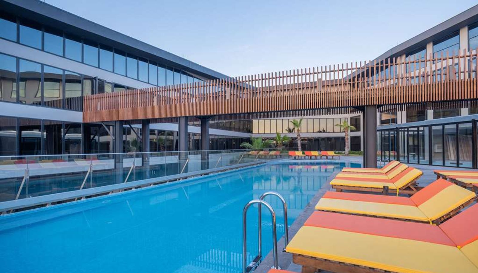 Piscina - The S Ascend Hotel Collection