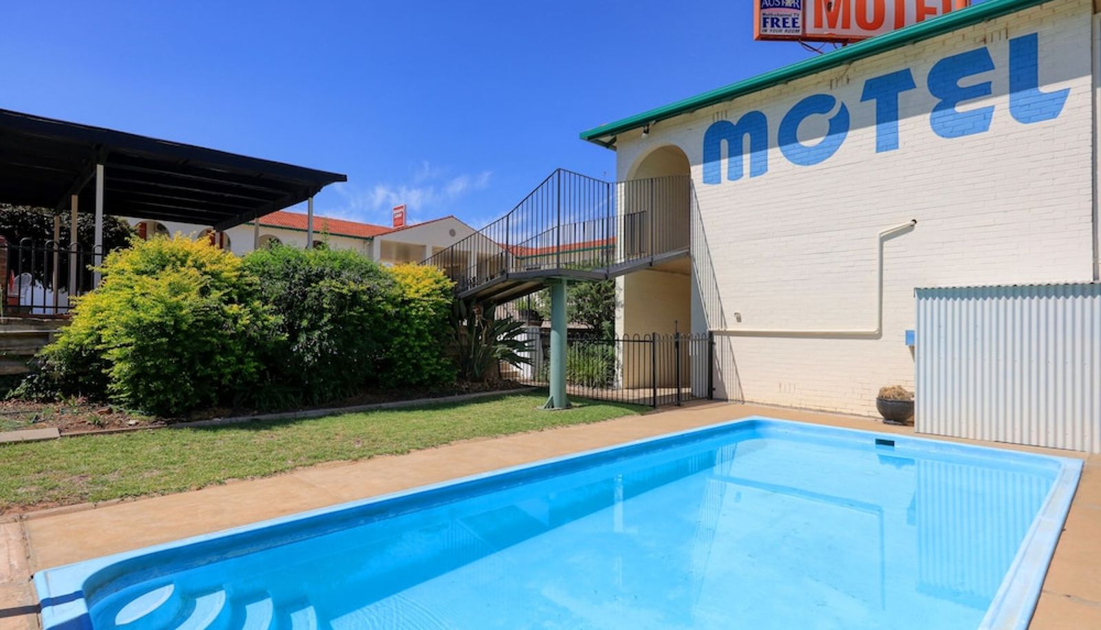 Pool - BISHOPS LODGE NARRANDERA