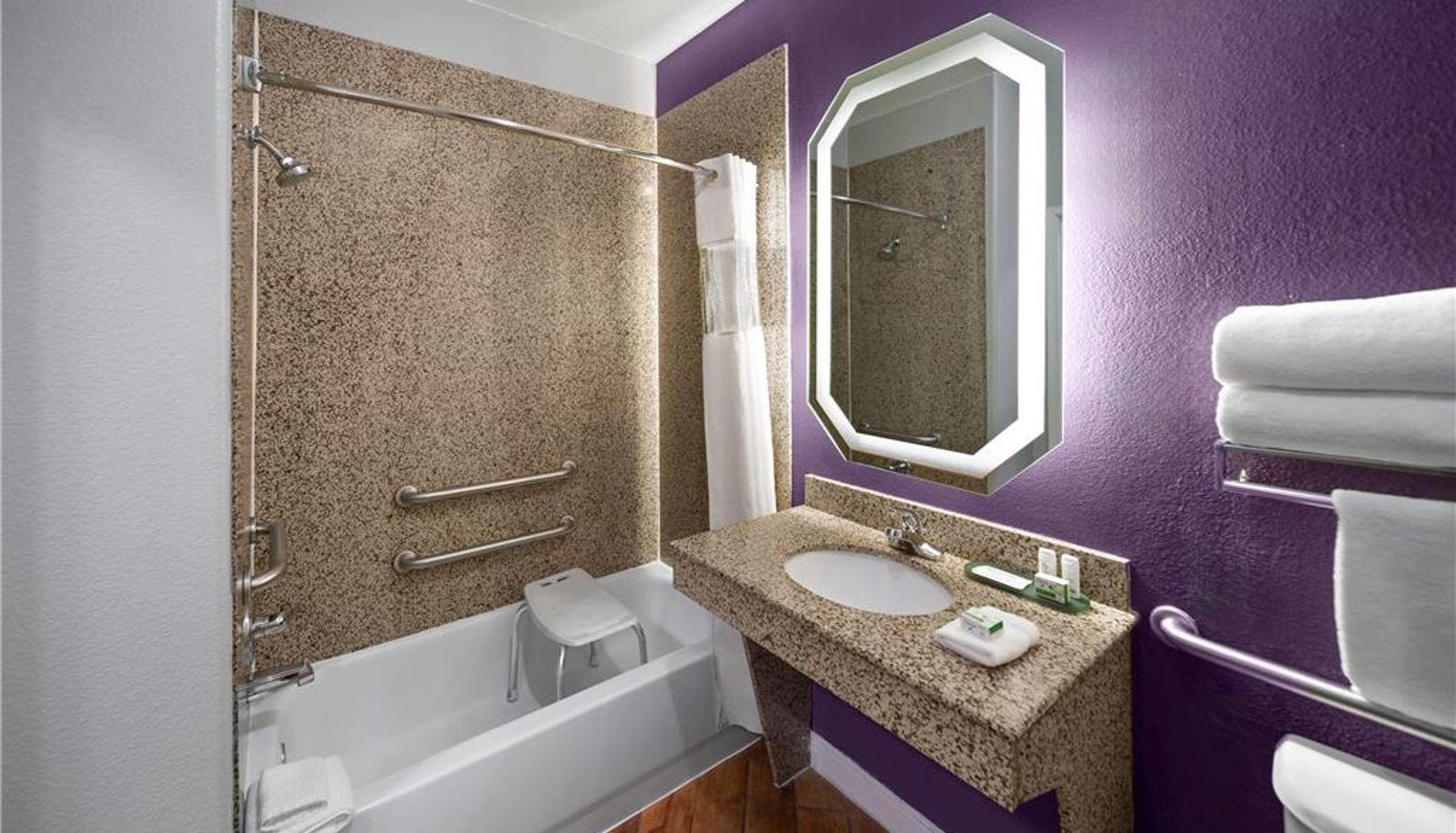 Zimmer - La Quinta Inn & Suites by Wyndham Brownwood