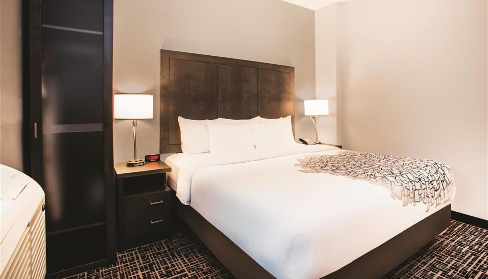 Room - La Quinta Inn & Suites by Wyndham Baltimore Downtown