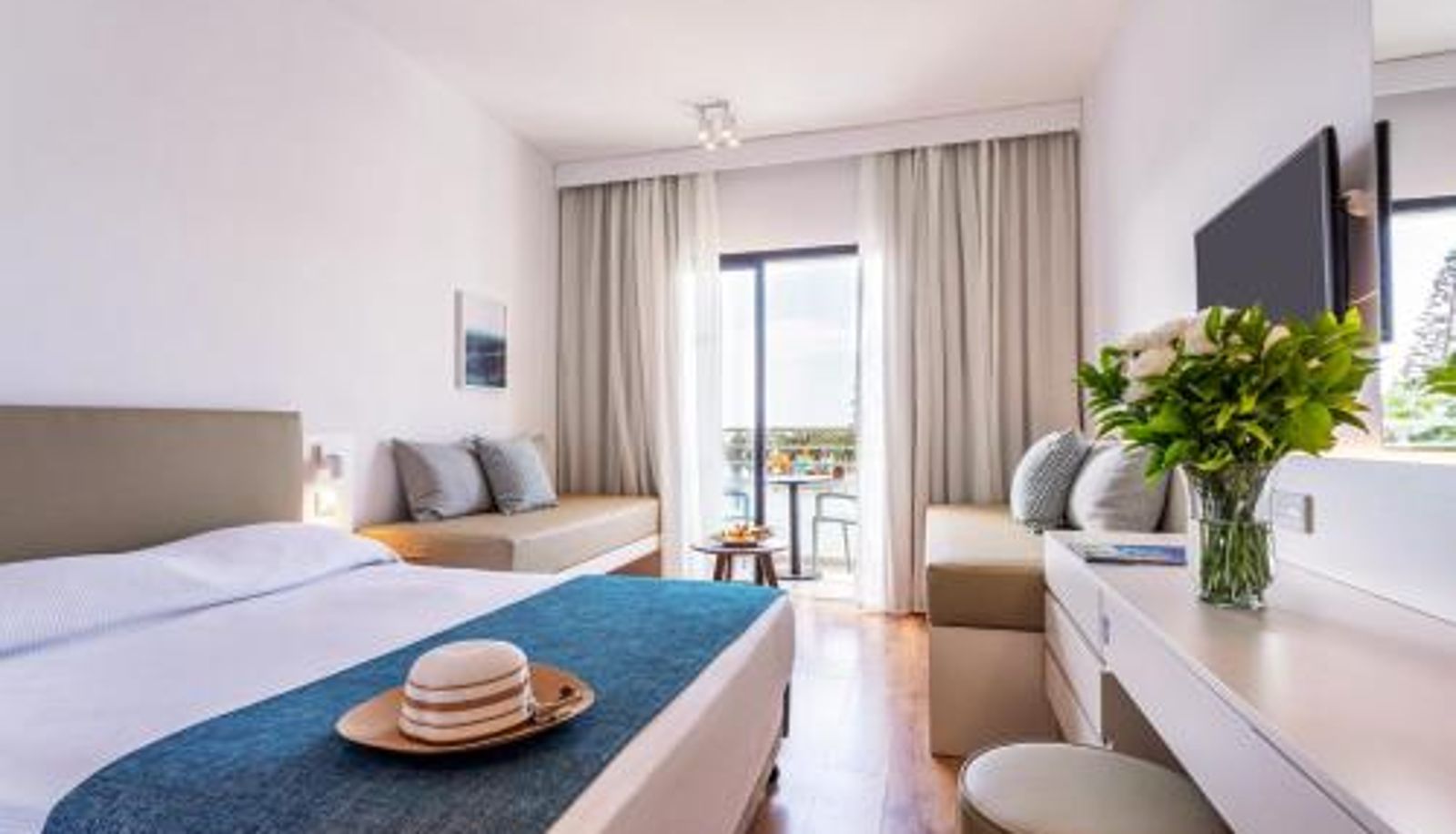 Family room - Louis Phaethon Beach
