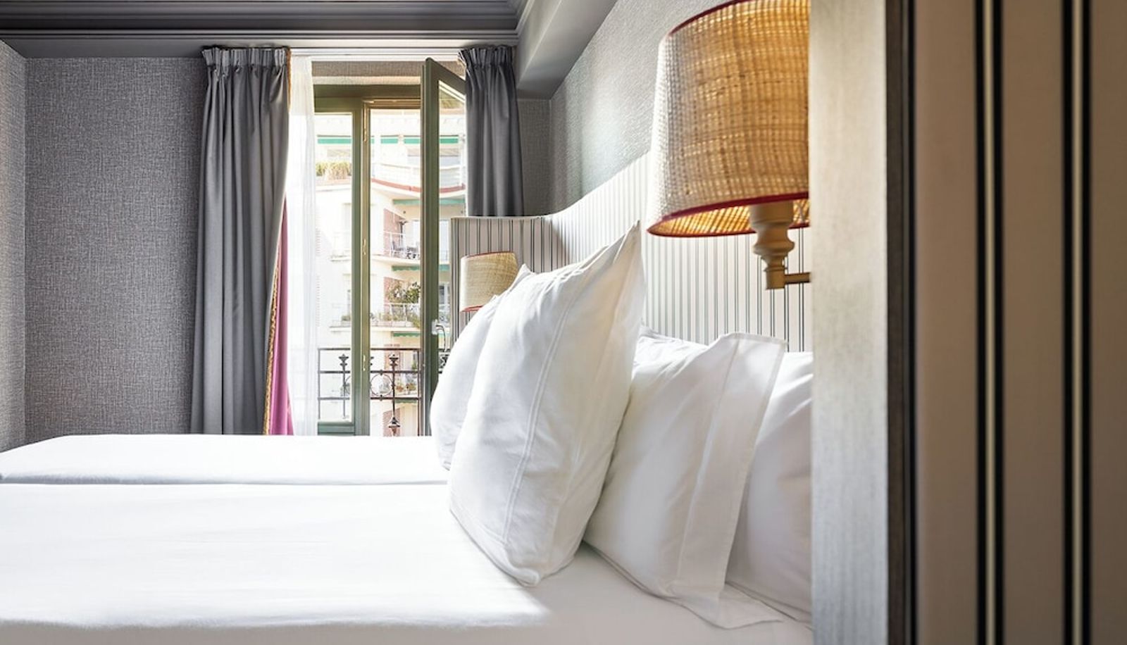 Kamer met balkon - One Shot Luchana