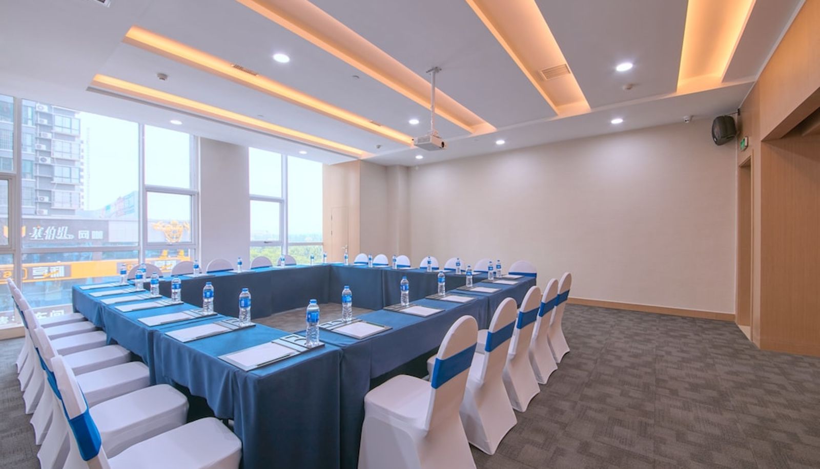 Sala de reuniones - Holiday Inn Express LUOYANG YICHUAN by IHG