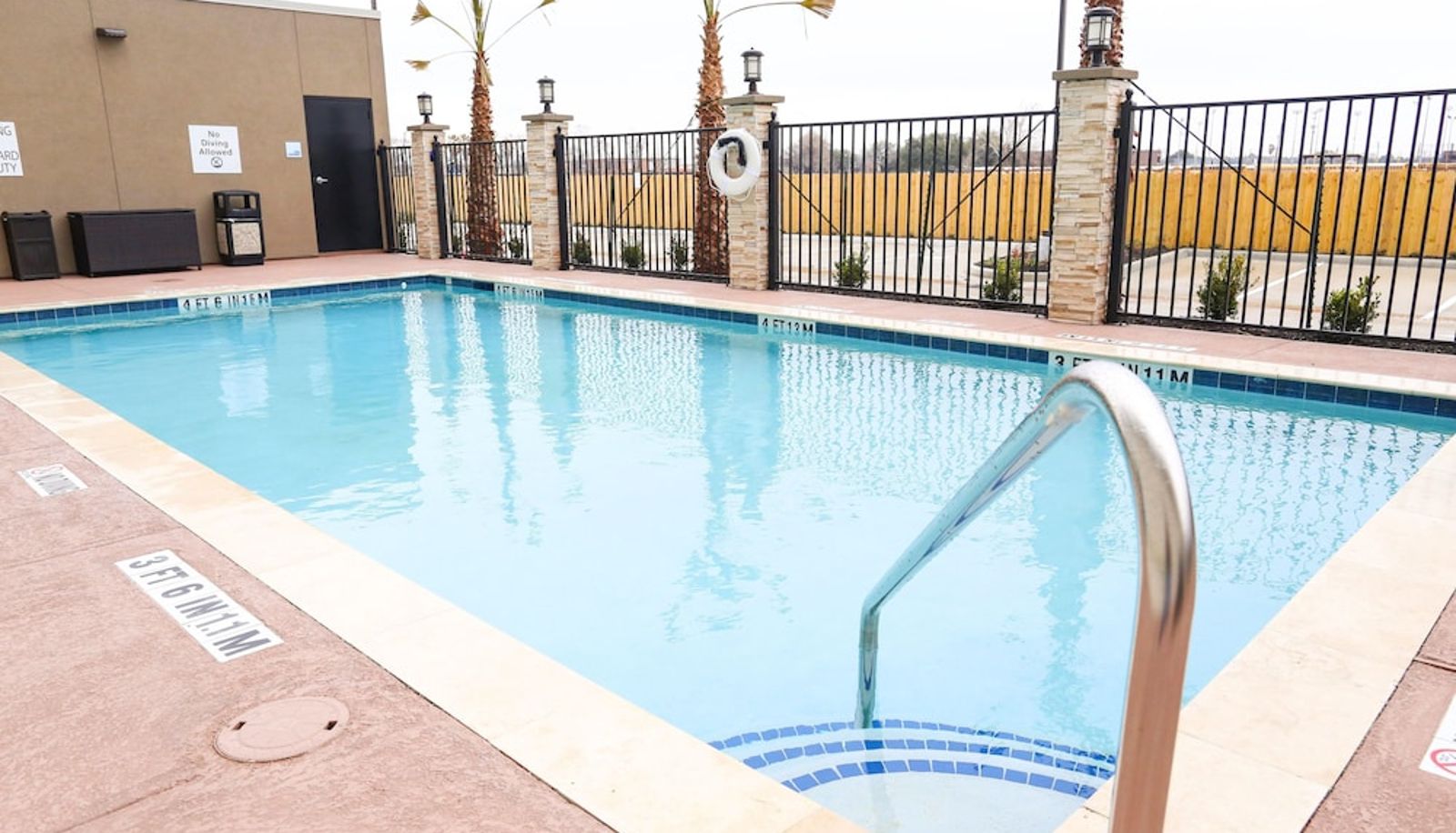 Pool - Holiday Inn Express & Suites HOUSTON IAH - BELTWAY 8 by IHG