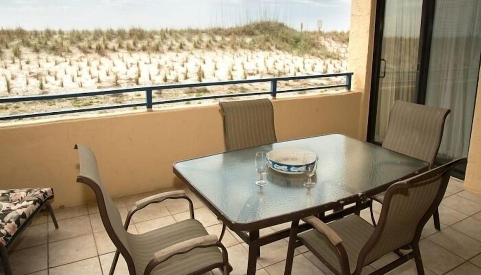 Zimmer mit Balkon - The Nautilus Condominiums