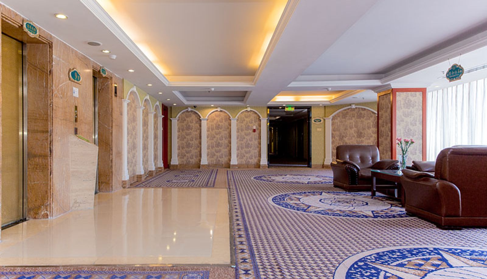 Sala - Vienna International HotelXiangyang Wanda Plaza tr railway station(Chinese only)