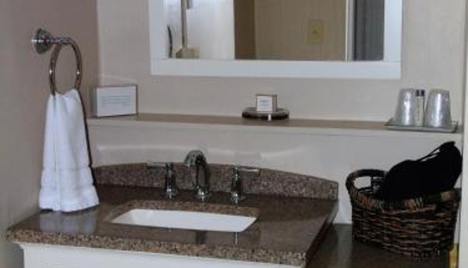 Badkamer - The Charleston Inn Hendersonville NC