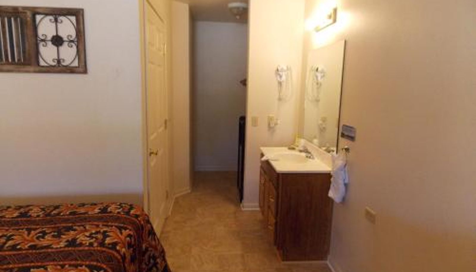 Room - Vintage Lakeside Inn