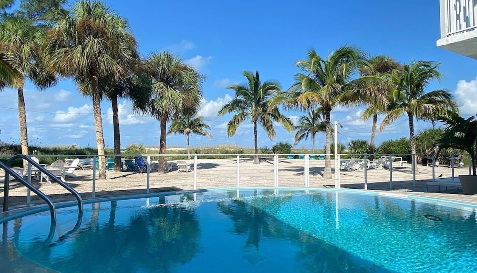 Piscina - The Molloy - A Boutique Beach Resort