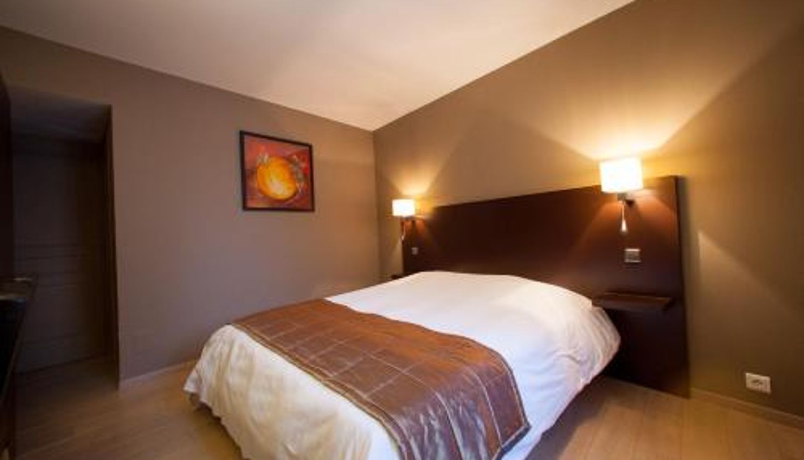 Camera - Logis Hôtel Le Cheval Blanc