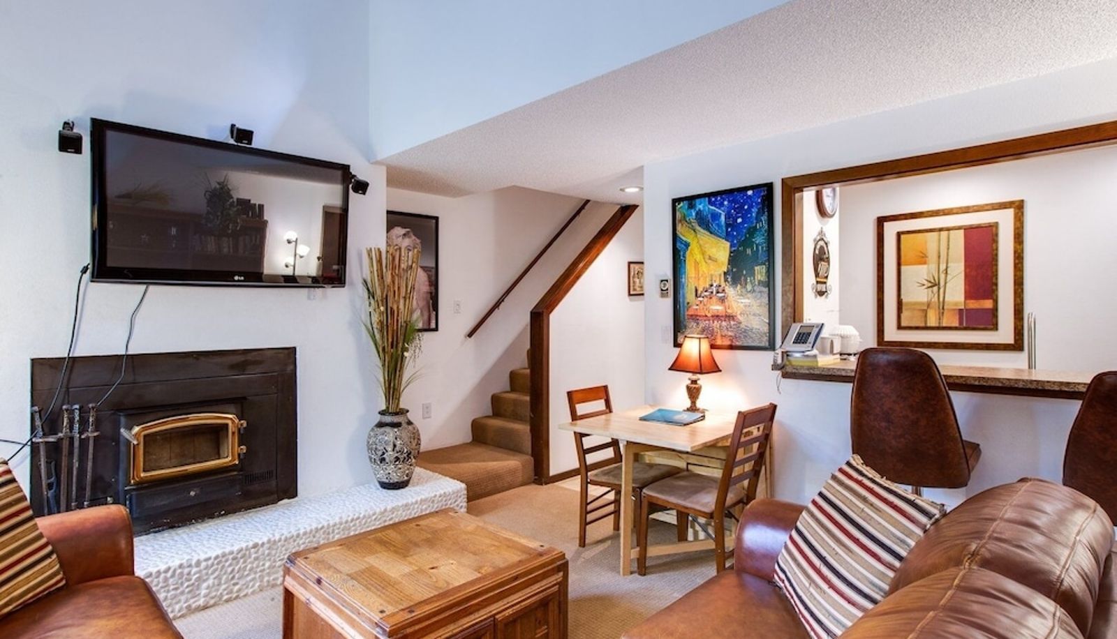 Apartment - 31sw - Fireplace - Wifi - Washer/dryer - Sleeps 4 2 Bedroom Home by RedAwning