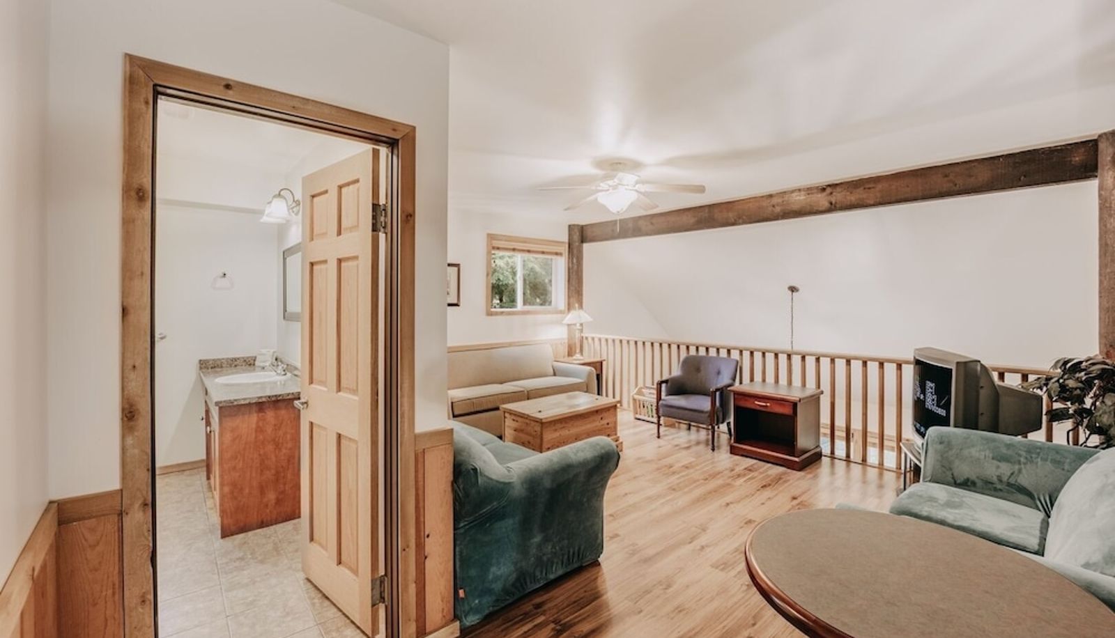 Camera standard - 03mbh -12-bdrm - 3.5-bath - Wifi - Pets Ok - Sleeps 26 12 Bedroom Home by RedAwning