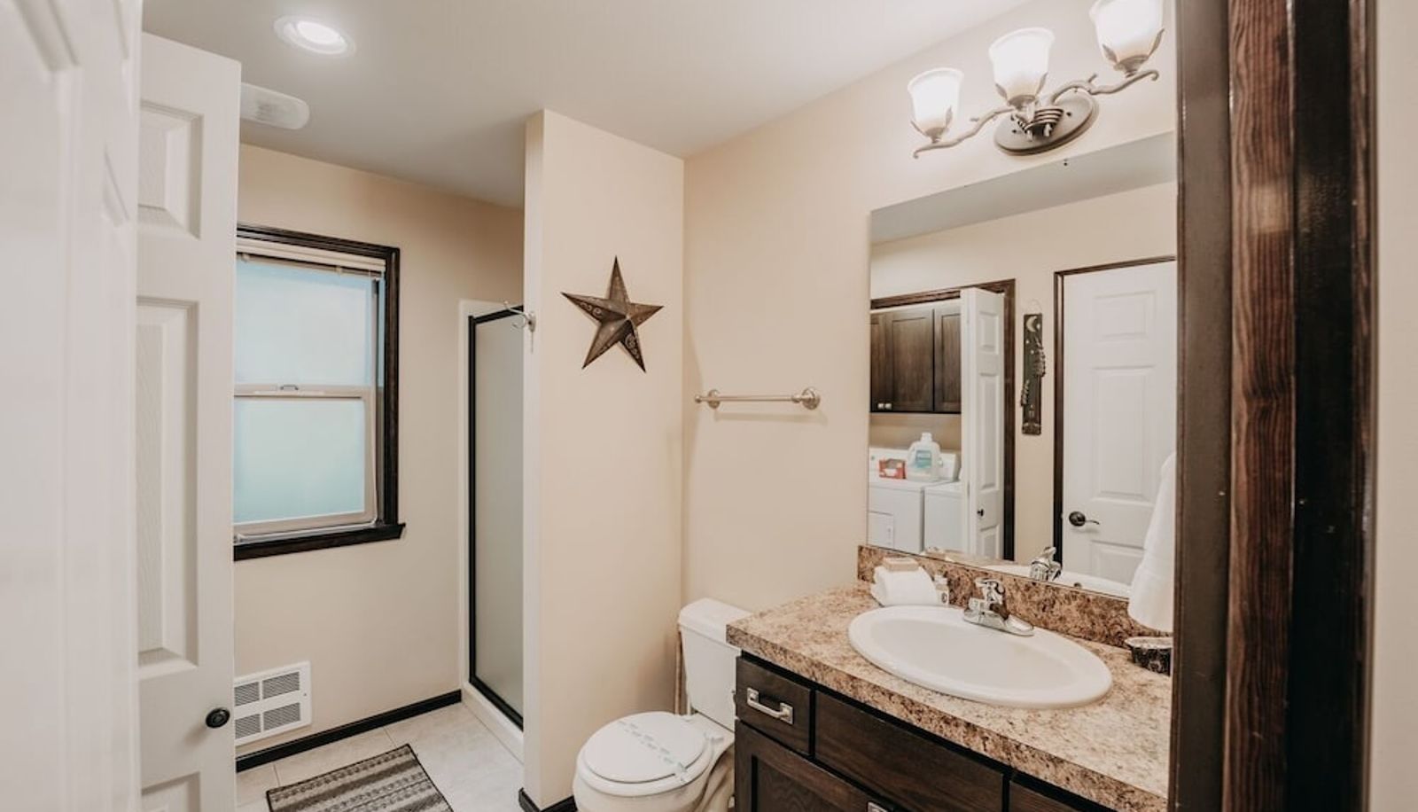 Standard room - 89gs - Hot Tub - Pets Ok - Wifi - Sleeps 4 1 Bedroom Home by RedAwning
