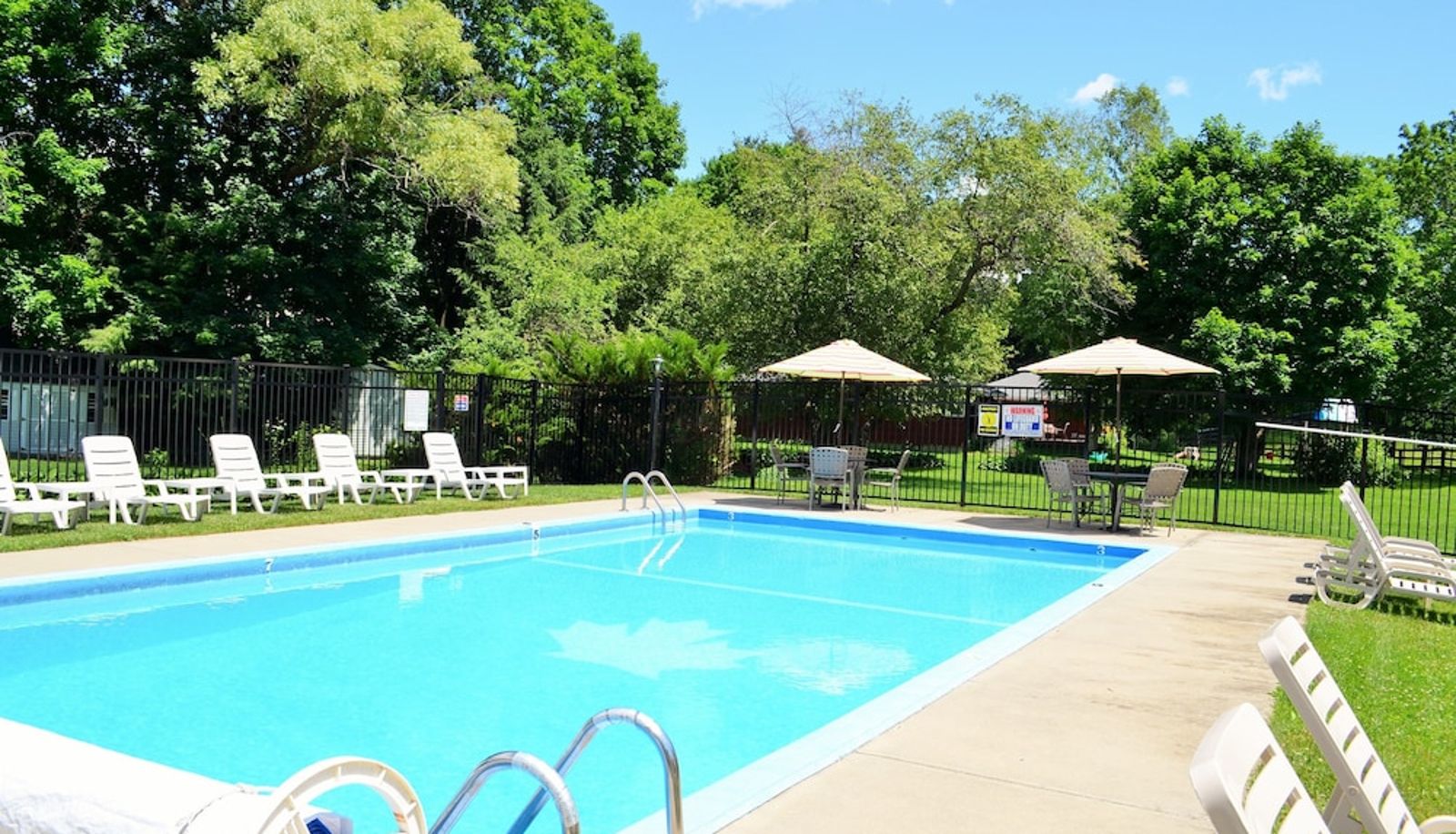 Pool - Maple Terrace Motel