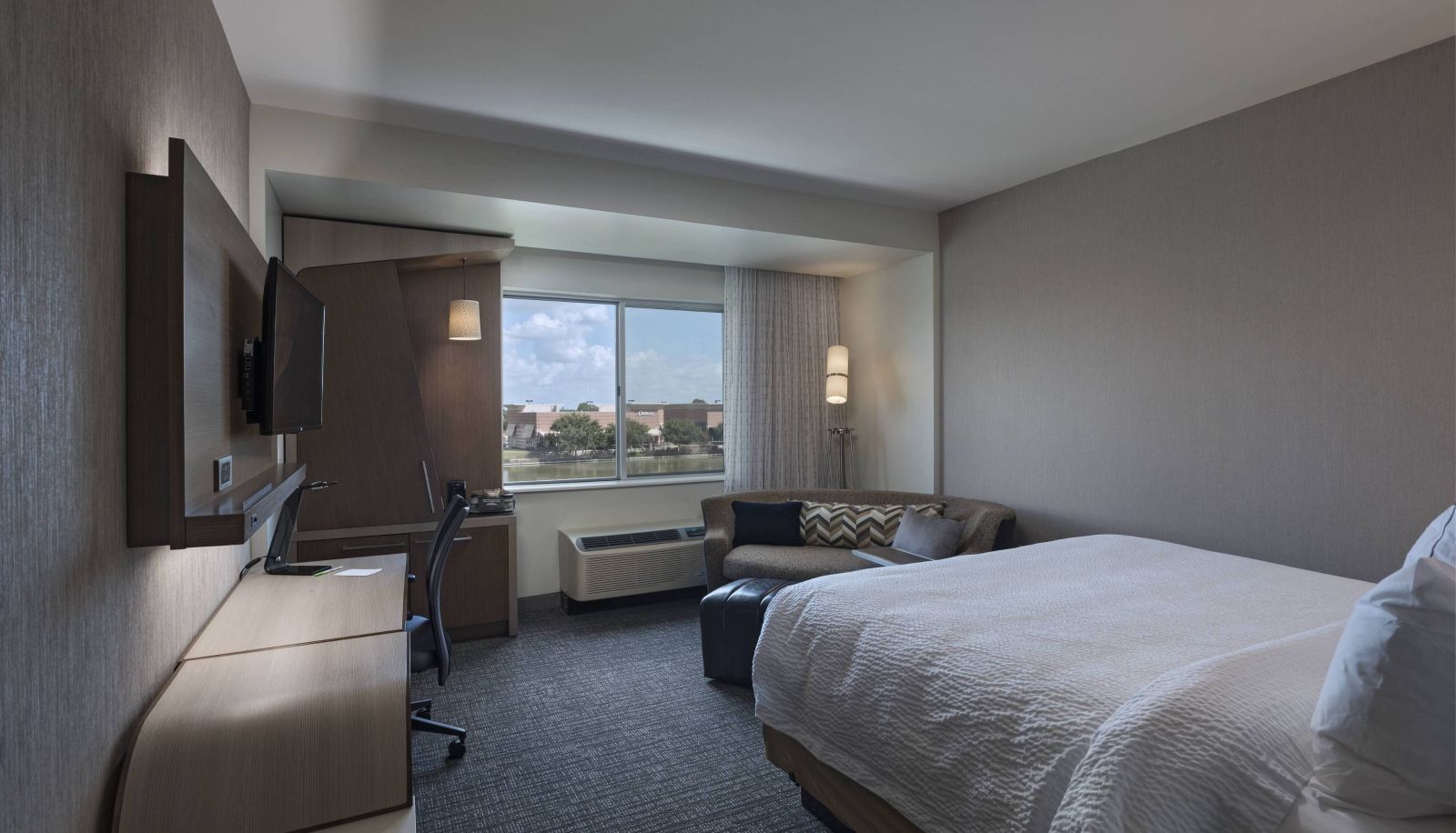 Zimmer - Courtyard by Marriott Houston Sugar Land Lake Pointe
