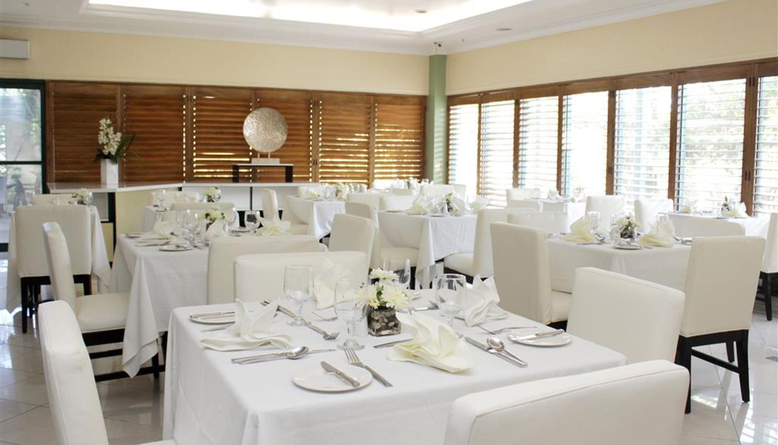 Restaurant - Courtleigh Hotel and Suites