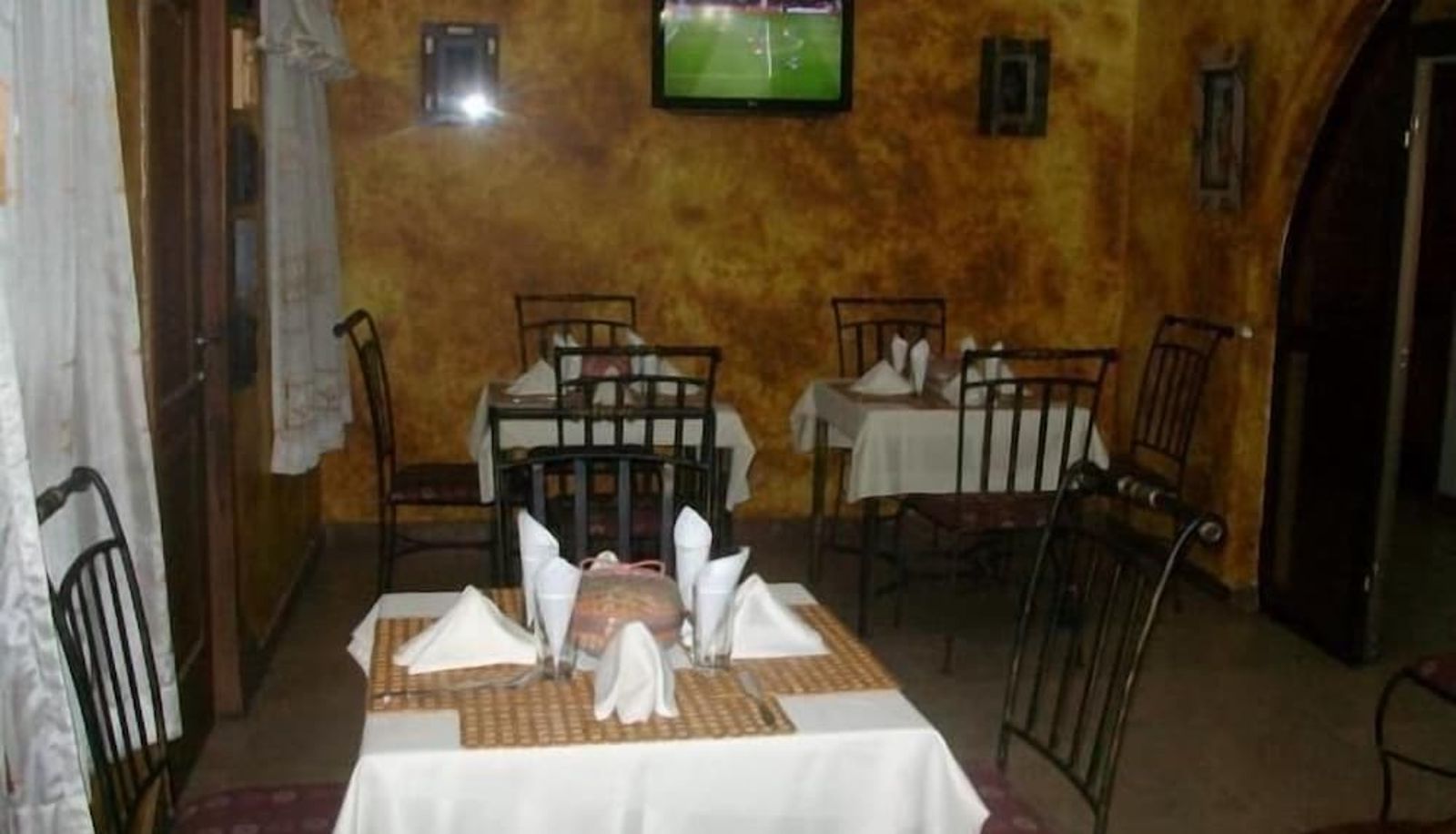 Restaurant - Rayporsh Hotel
