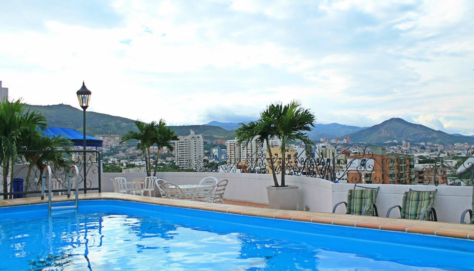 Piscina - Hotel Metropolis Plaza