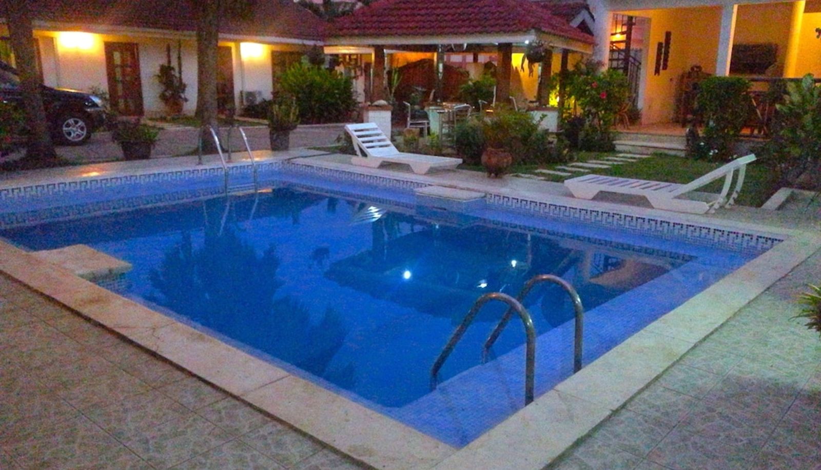 Zwembad - La Paradise Inn