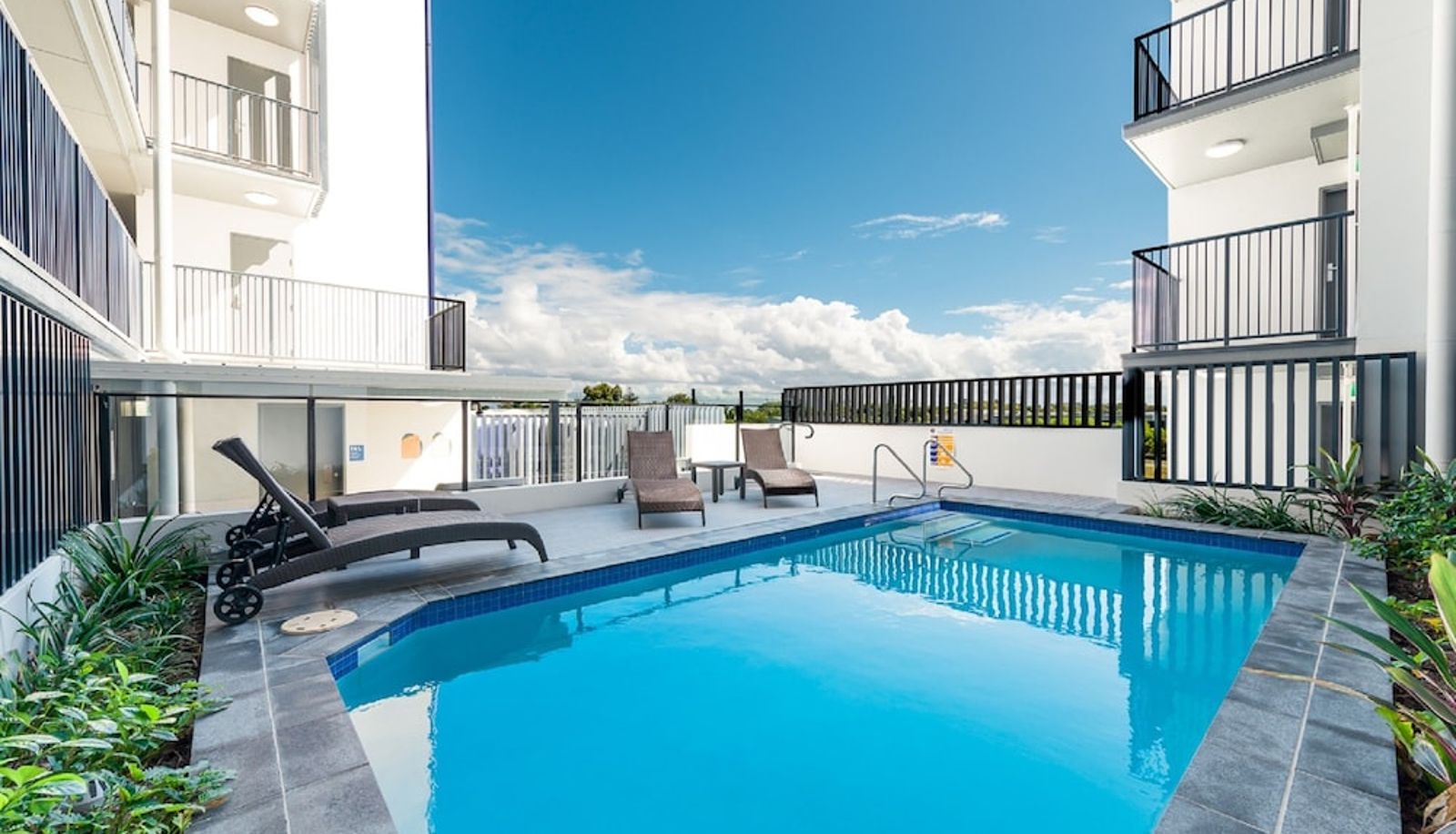 Piscina - Pacific Sands Apartments