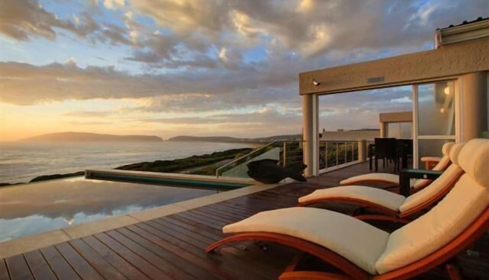 Zwembad - Periwinkle Guest Lodge