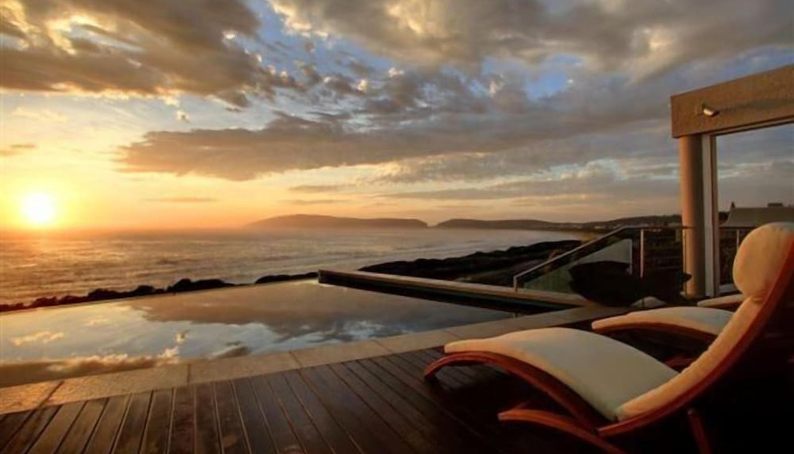 Zwembad - Periwinkle Guest Lodge