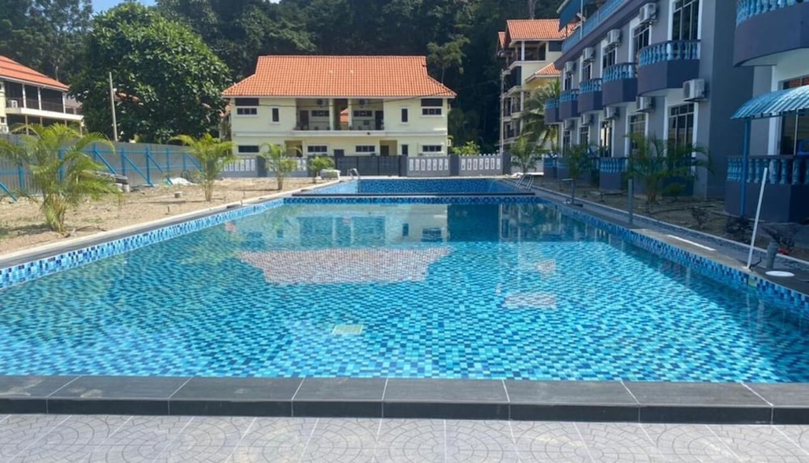 Piscina - Suria Beach Resort