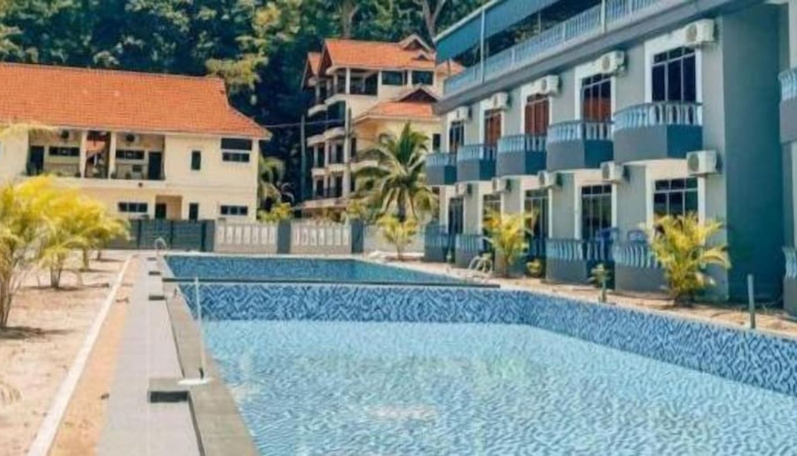 Piscina - Suria Beach Resort