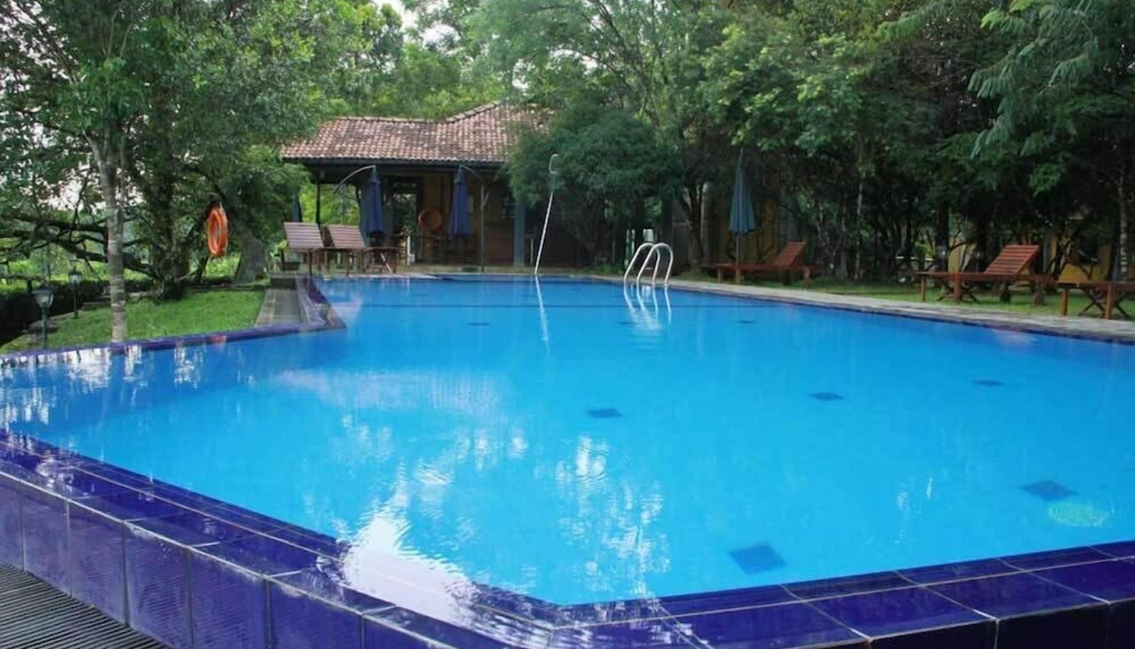 Basen - Lake Serenity Boutique Hotel