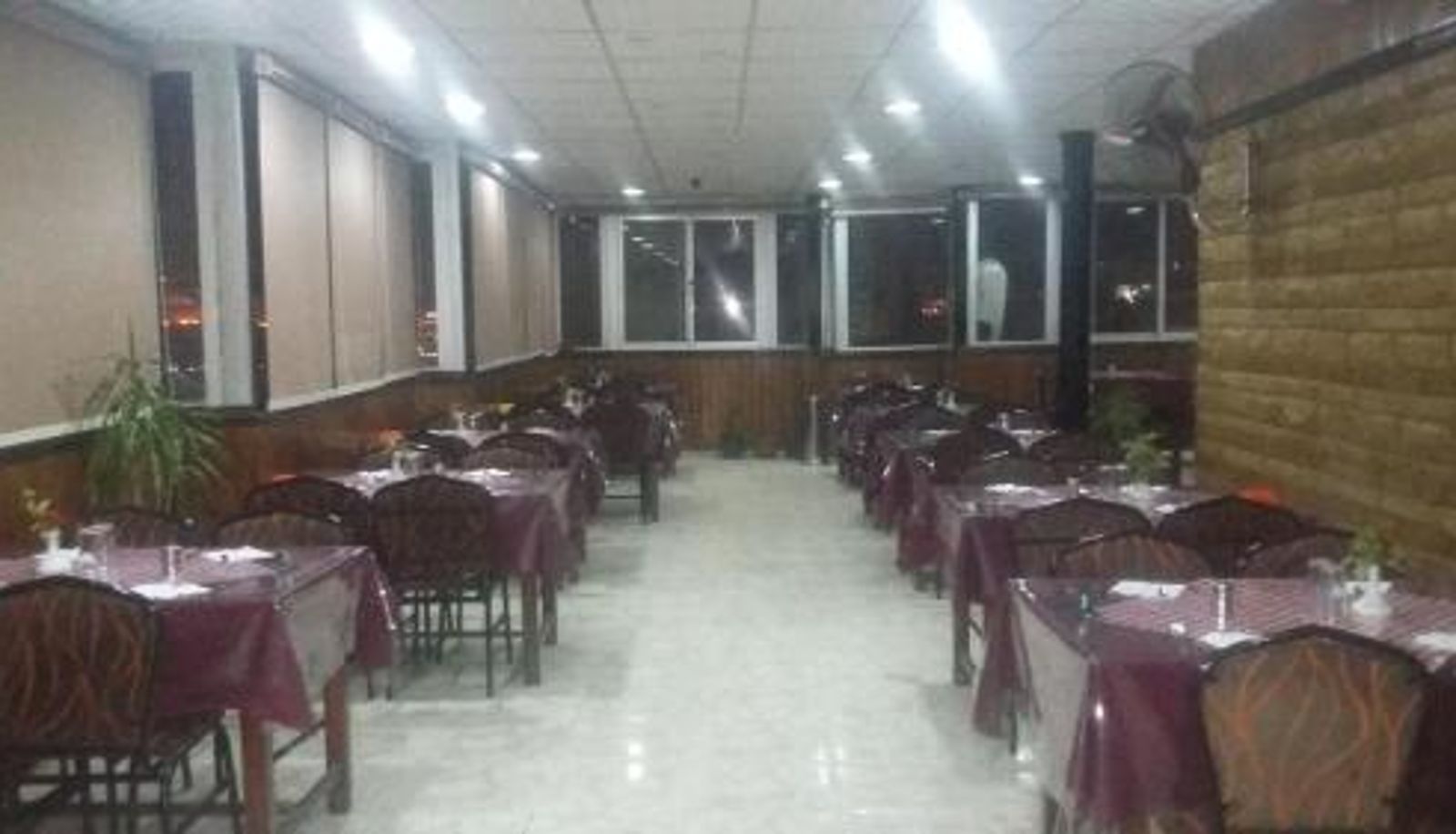 Salle de petit-déjeuner dans le restaurant - Orchida St. George Hotel
