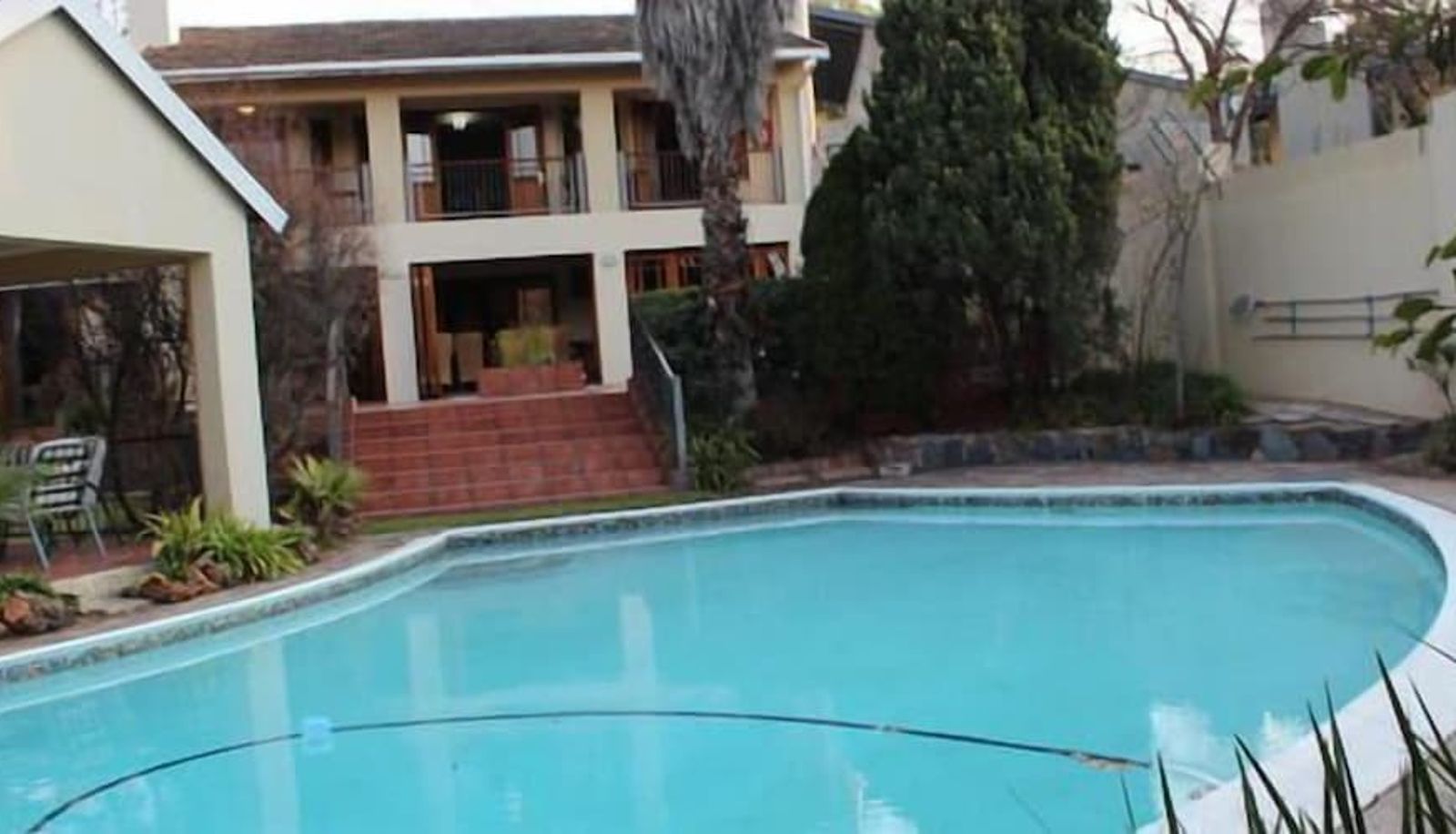Pool - 2 Leafed Doors
