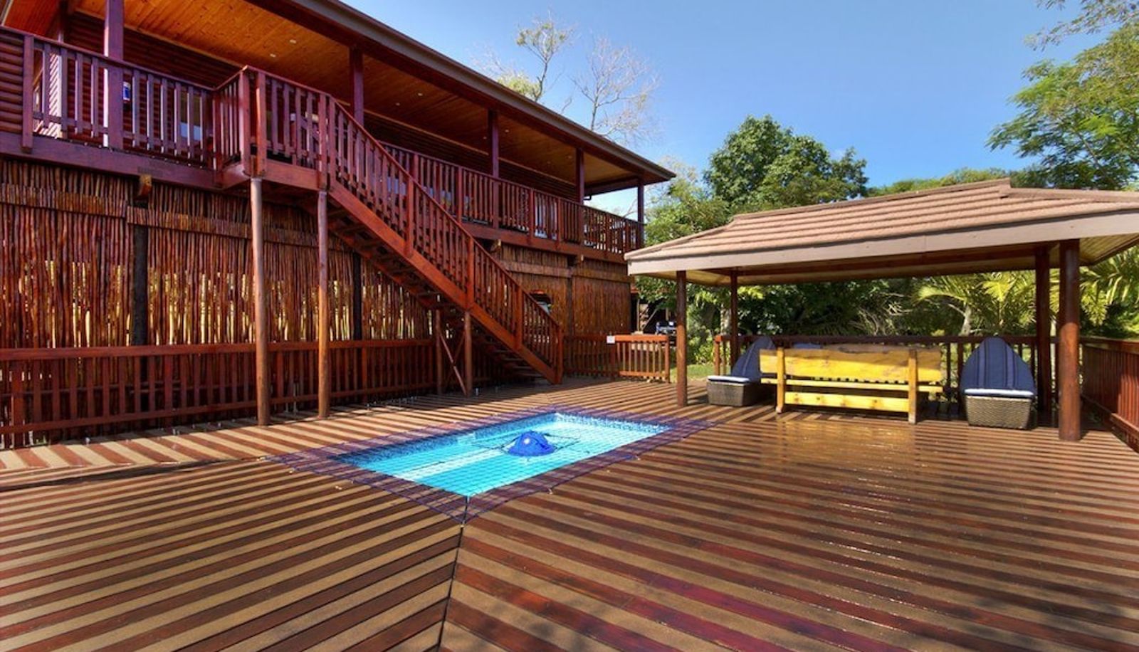 Zwembad - Monzi Safari Lodge