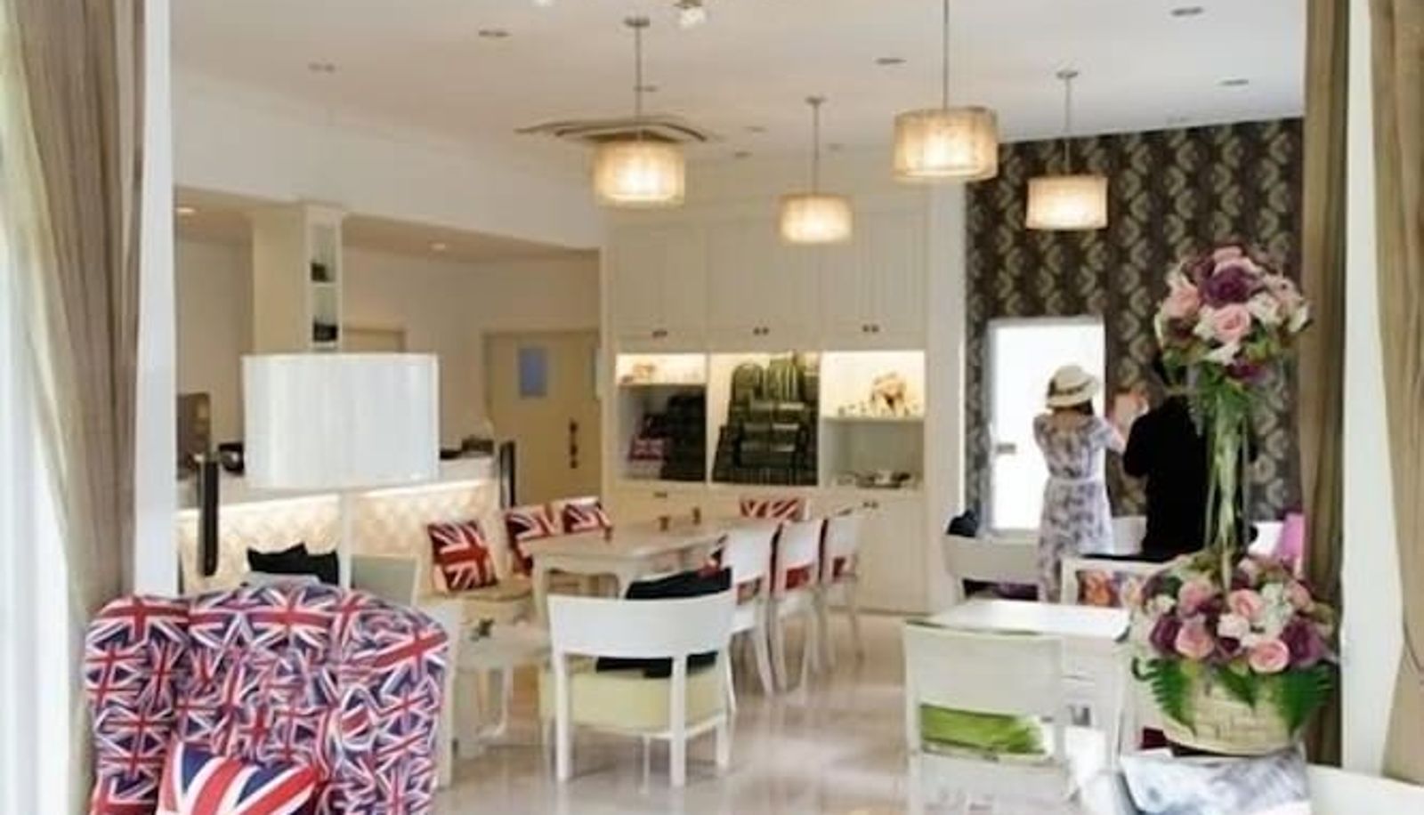 Salón - The Pacific Cool Chic