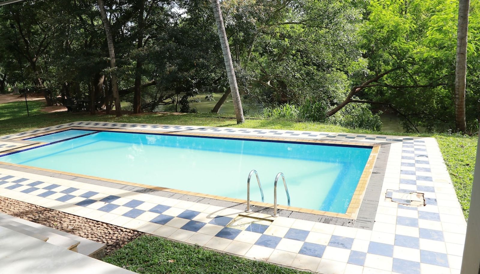 Zwembad - Grand Kalundawa Waterfront Resort