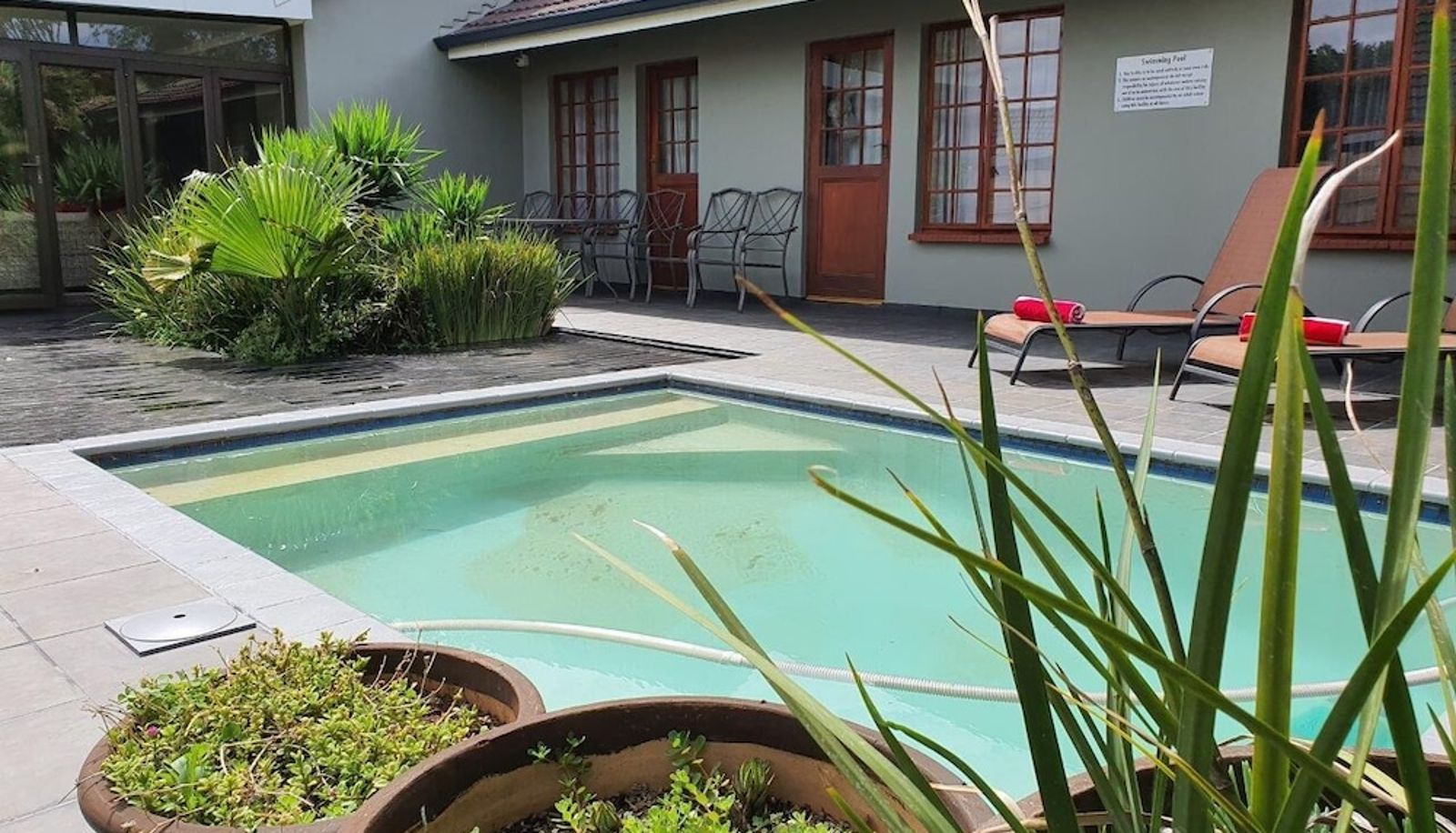 Zwembad - Morulana Guest House