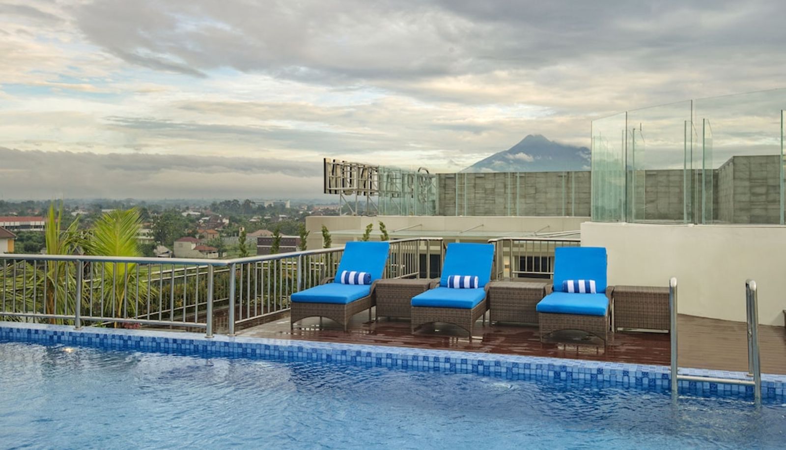 Piscina - Platinum Adisucipto Hotel & Conference